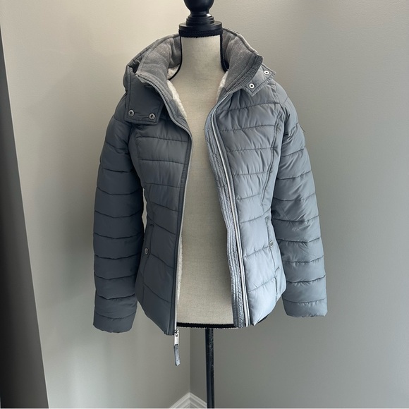 Hollister Jackets & Blazers - HOLLISTER Women’s Sherpa lined puffer winter jacket with hood